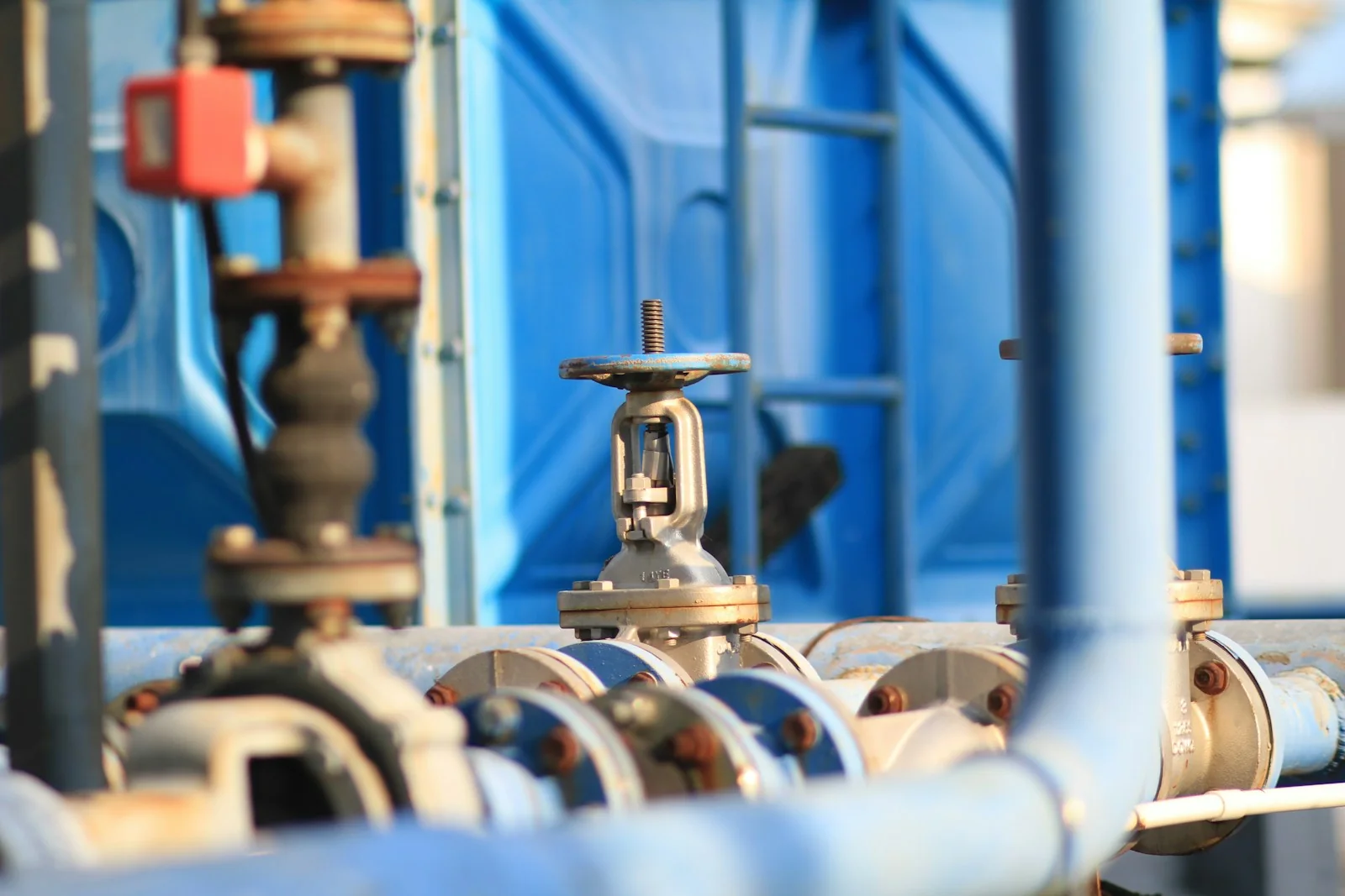 Tuberías azules y válvulas de una instalación industrial. Fotografía referencial.